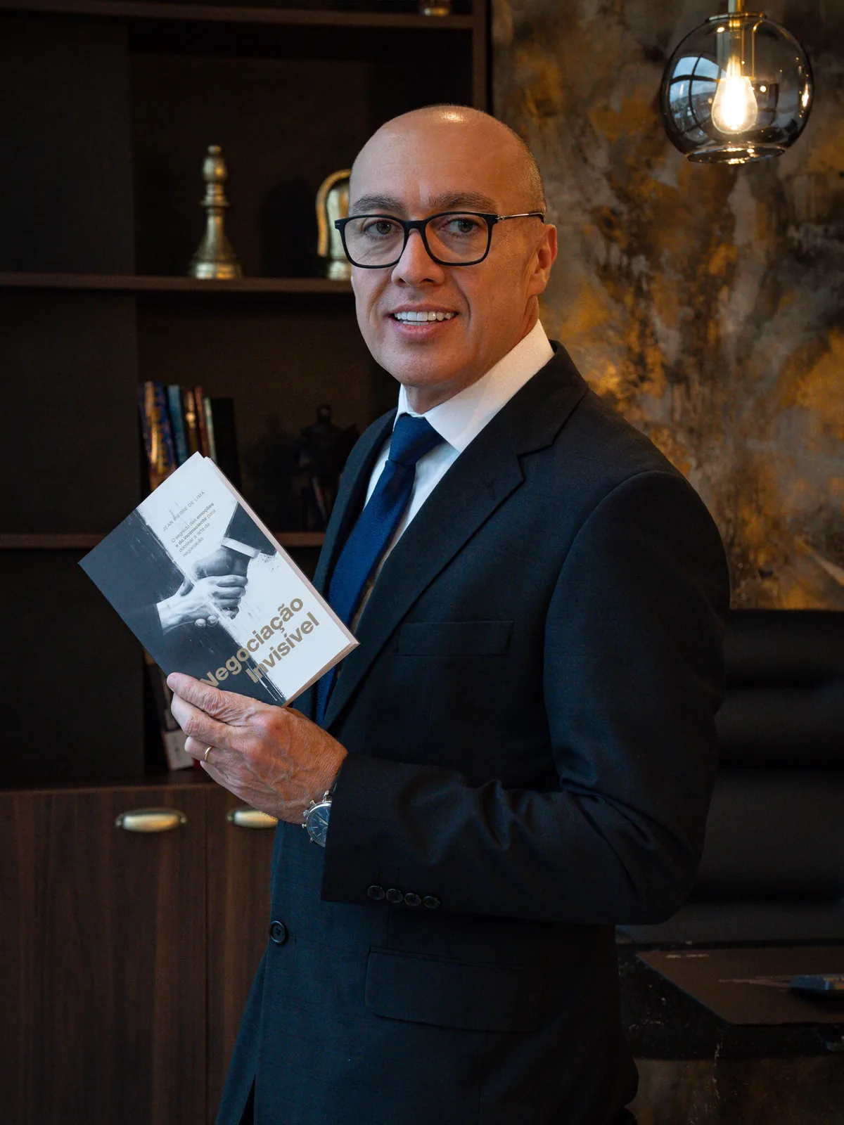 Jean Pierre de Lima com o livro Negociação Invisível